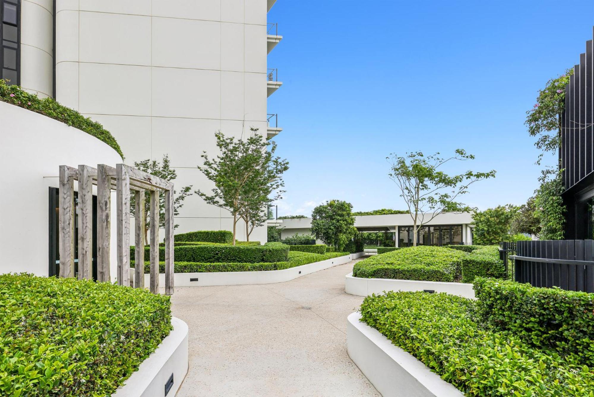 Glorious Ocean Views 2-bed Pool & Amenities Apartment Gold Coast
