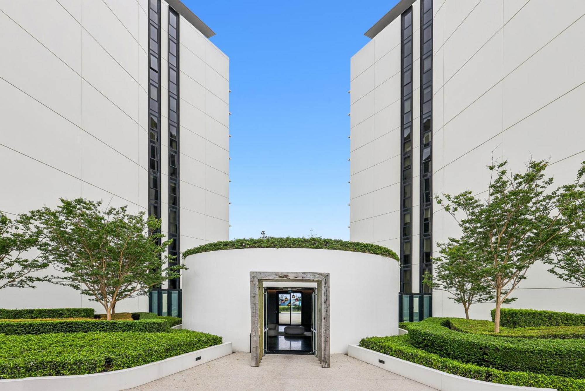 Glorious Ocean Views 2-bed Pool & Amenities Apartment *